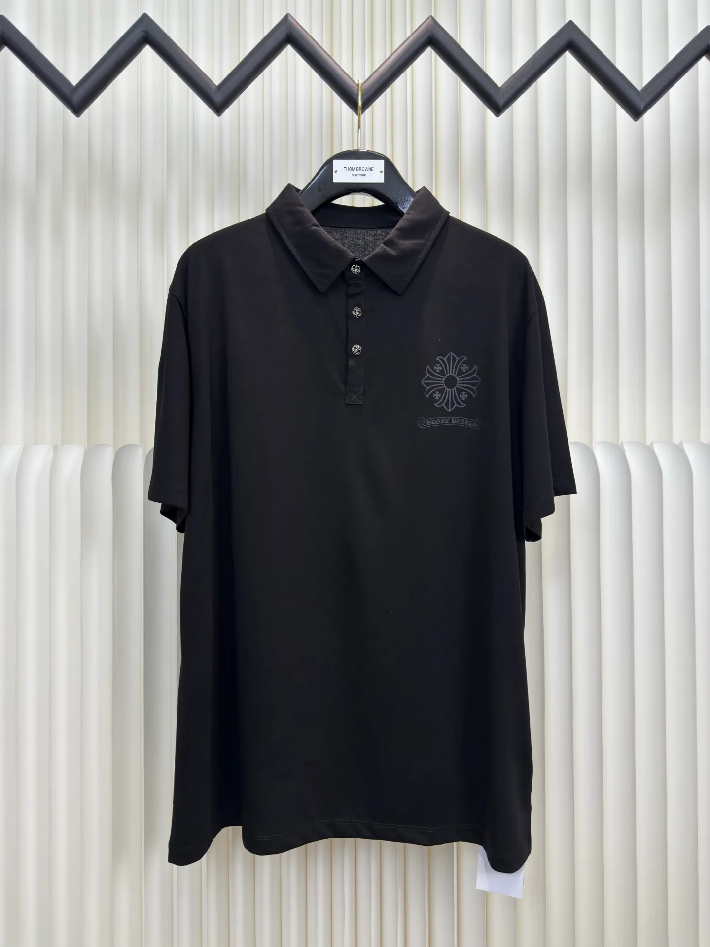P240 Chrome Hearts Dark Pattern Cross Pattern Polo Short Sleeves Authentic Open Version - Physical Counter - Top Luxury Quality 🆚 Instant Sale of All Versions on the Market Fabric Made of Tailor-Dyeed 230G Cotton Fabric Cross Dark Pattern Scroll Printing on Chest Collar Hardware Mold Customized Accessories Size S M L